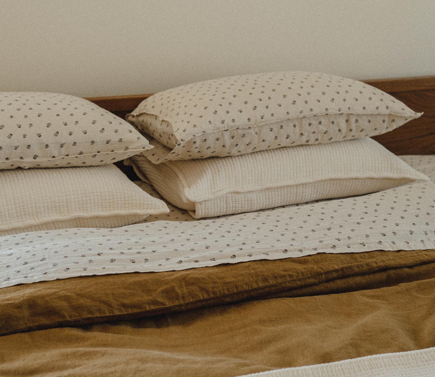 Lunarable Groovy Coverlet, Retro Styled Text Design with a Peace Heart Colorful Sixties Inspired, 3 Piece Decorative Quilted Bedspread Set wit並行輸入 Lunarable Groovy Coverlet, Retro Styled Text Design with a Peace